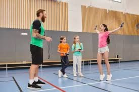 NBA官宣重罚！杰伦・布朗怒喷裁判遭罚3.5万，罚球4-20差距引热议