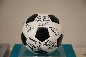 在海边的日子也太快乐了吧 可以潜水看海龟和鲨鱼宝宝还有好看的珊瑚 可以和朋友们一起打排球和飞盘 夜晚吹着海风喝酒吃烧烤 除了晒的黑了很多点 我永远热爱大海